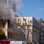 Po útoku ruského dronu zachvátili požiar a hustý dym Národnú akadémiu vied v centre Kyjeva