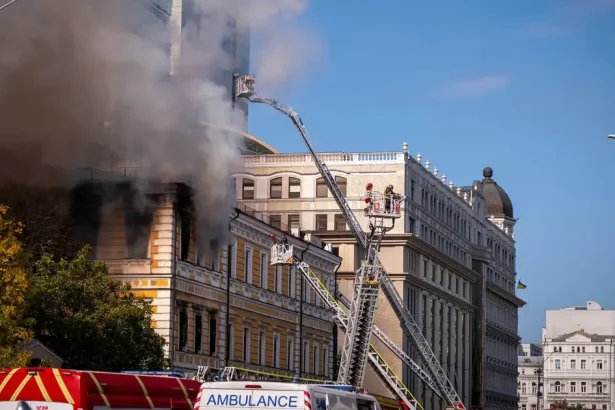 Po útoku ruského dronu zachvátili požiar a hustý dym Národnú akadémiu vied v centre Kyjeva
