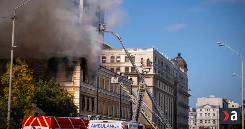 Po útoku ruského dronu zachvátili požiar a hustý dym Národnú akadémiu vied v centre Kyjeva