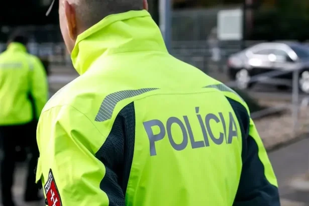 Po zrážke áut je cesta v Dlhom nad Cirochou neprejazdná