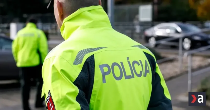 Po zrážke áut je cesta v Dlhom nad Cirochou neprejazdná