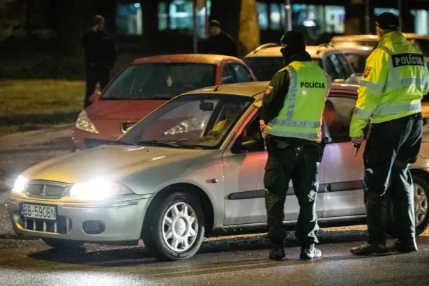 Policajtom už zrejme nebudeme platiť pokuty v hotovosti, chystajú sa zmeny