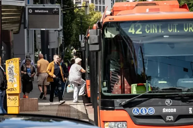 Polovičné cestovné v prímestských autobusoch a MHD v krajských mestách
