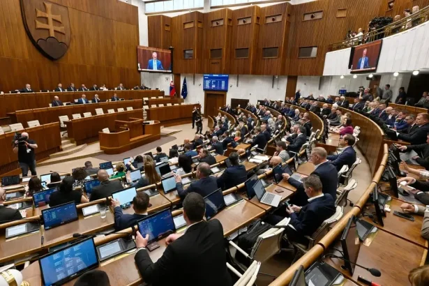 Poslanci otvoria schôdzu parlamentu a Šutaj Eštok ohlási pomoc s azbestom