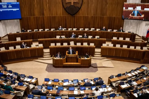 Poslanci rokujú o vízii Slovensko 2040 a súčasných problémoch krajiny