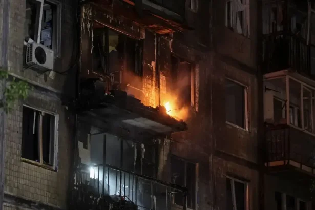 Požiary v Kyjeve a Saratove po útokoch, hlásené viaceré zranenia