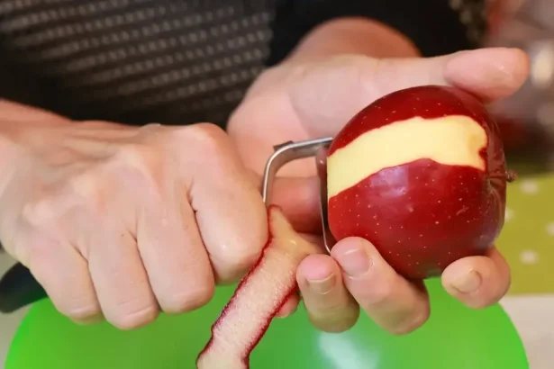 Prečo nevyhadzovať šupky z jabĺk? Sú plné vitamínov