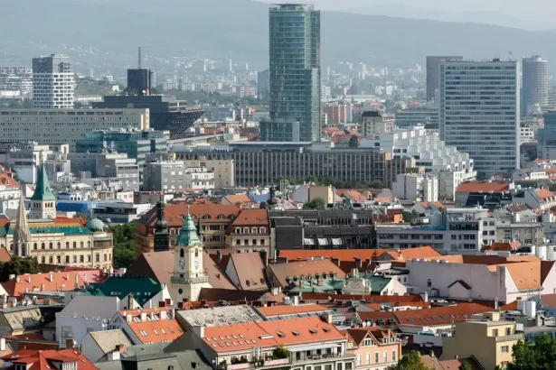 Prezident prednesie správu o stave republiky, opozícia chce odvolať Sakovú a Šutaja Eštoka