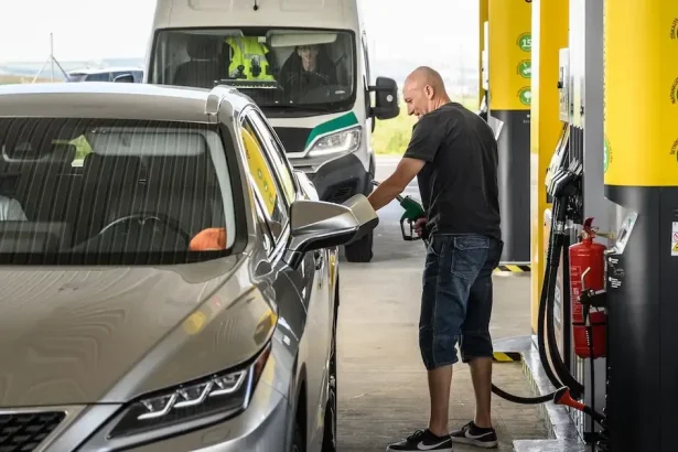Pripravte sa na najhoršie: Ceny palív lámu rekordy, takto to zasiahnе vaše peňaženky