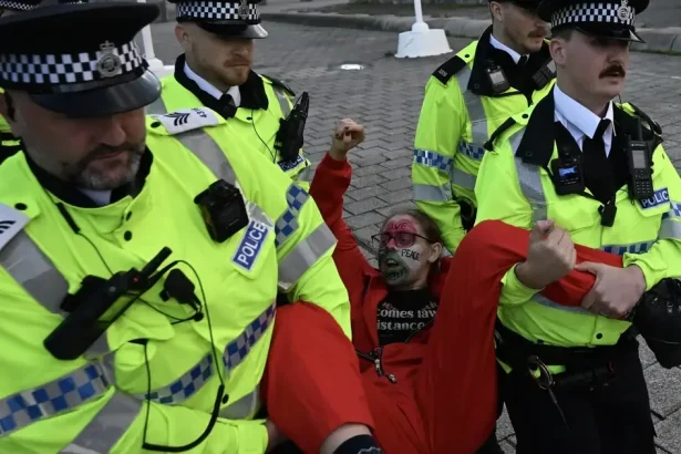 Protest pred konferenciou labouristov: zatýkanie po zásahu polície