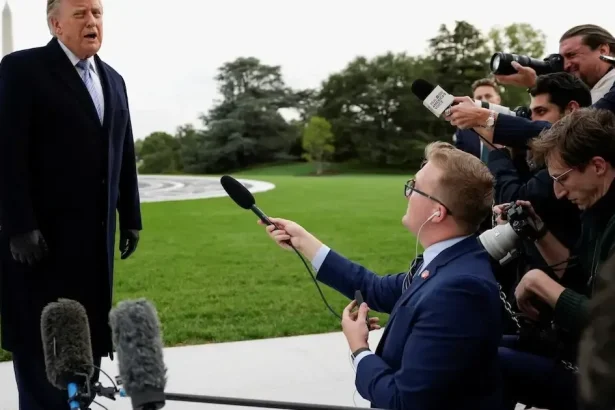 Prvá vážna prehra pre Trumpa. Sudca zrušil zákaz pre novinárov, ozvala sa aj Fox News