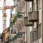 Realitné šialenstvo spomalilo. Z trhu miznú kupci aj jedna kľúčová skupina