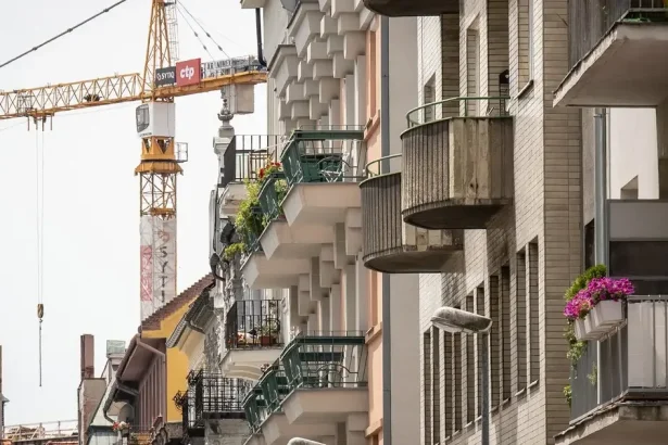 Realitné šialenstvo spomalilo. Z trhu miznú kupci aj jedna kľúčová skupina