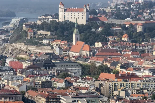 Rokovanie vlády, drahé palivá na stole SaS aj otváranie BHS