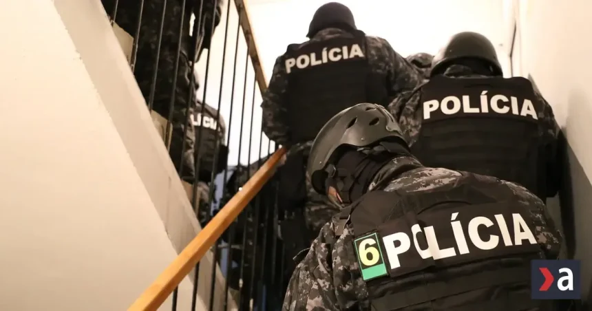 Rozsiahla policajná razia pre podozrenie z investičného podvodu: zadržali už 10 ľudí