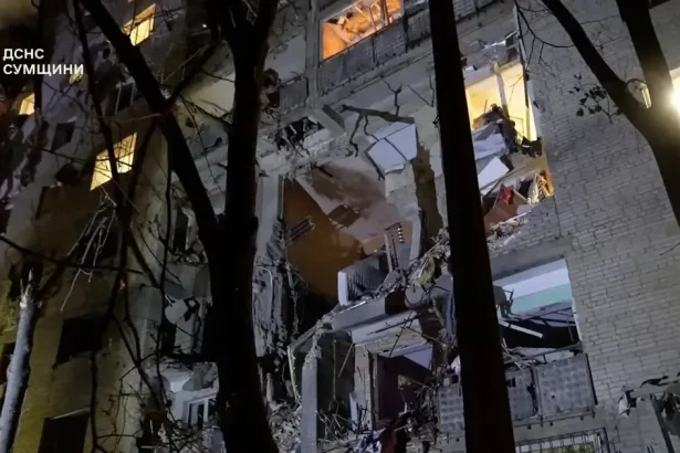 Ruská bomba zasiahla obytný dom v meste Sumy, záchranári pátrajú po uviaznutých