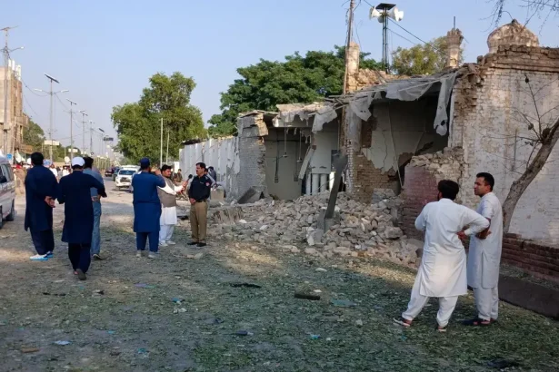 Samovražedný útok autom pri policajnej stanici v Pakistane zabil desiatky ľudí