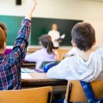 Školám chýbajú pedagogickí asistenti, ministerstvo plánuje navýšiť počty