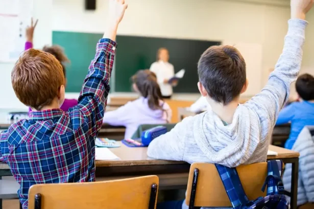 Školám chýbajú pedagogickí asistenti, ministerstvo plánuje navýšiť počty