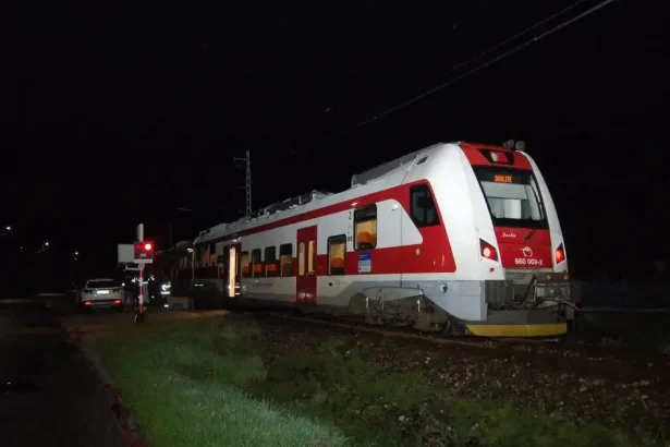Smrteľná tragédia na priecestí v Svrčinovci: Muža zachytil osobný vlak