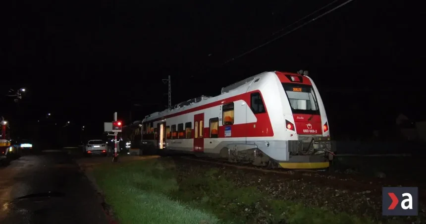 Smrteľná tragédia na priecestí v Svrčinovci: Muža zachytil osobný vlak