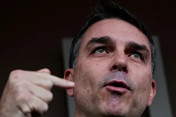 Syn Jaira Bolsonara vyšetrujú pre korupciu. Má bojovať o prezidentský post s Lulom