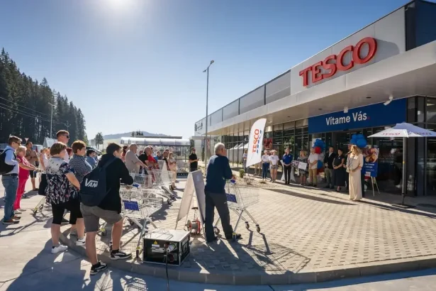 Tesco oslavuje 30 rokov na Slovensku: Prinieslo prvý hypermarket a digitálne služby