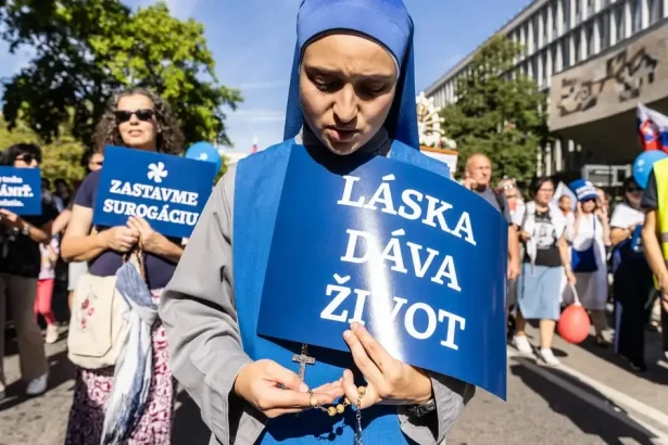 Tisíce ľudí pochodovali v Bratislave za zákaz interrupcií