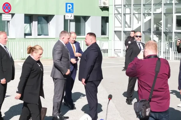 Tragédia v Staškove zatienila obnovu nemocnice, premiér chce autoritu učiteľov