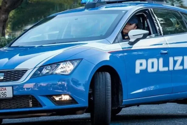 Trinásťročný žiak napadol v Ríme učiteľku nožom, zastavil ho spolužiak z Konga