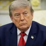 Trump schválil vojenskú základňu pri Víťaznom oblúku s dronmi a ostreľovačmi