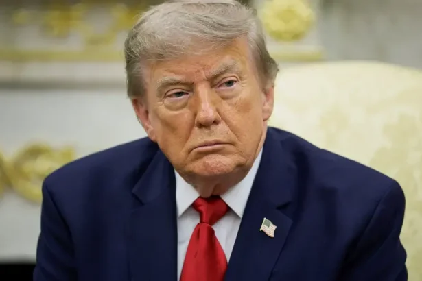 Trump schválil vojenskú základňu pri Víťaznom oblúku s dronmi a ostreľovačmi