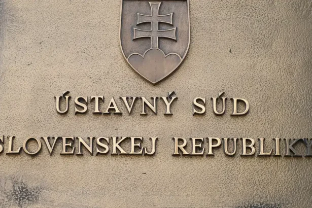 Ústavný súd neuznal rozšírenie ochrany pre homosexuálne páry v zákone o rodine
