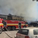 V Nových Zámkoch horí objekt starej sýpky, zásah hasičov pokračuje