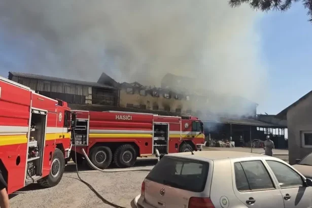 V Nových Zámkoch horí objekt starej sýpky, zásah hasičov pokračuje