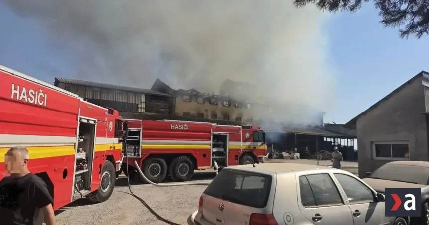 V Nových Zámkoch horí objekt starej sýpky, zásah hasičov pokračuje