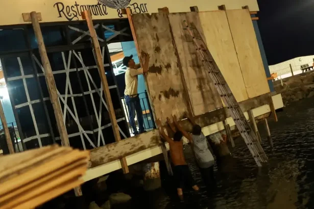 VIDEO: Mexiko čaká úder hurikánu Polo. Búrka tretej kategórie už má obete