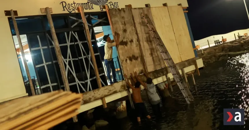 VIDEO: Mexiko čaká úder hurikánu Polo. Búrka tretej kategórie už má obete