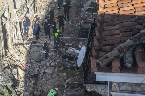 VIDEO: Výbuch otriasol turistickou štvrťou v Aténach, budova pri Akropole sa zrútila