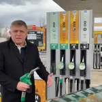 Vláda chce drahý benzín riešiť zlacnením vlakov. „Katastrofa,“ odkazuje opozícia