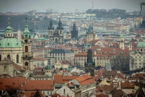 Vláda schválila rozpočet s deficitom 386 miliárd