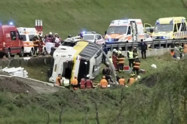 Vo Švajčiarsku sa prevrátil turistický autobus, zomreli ľudia