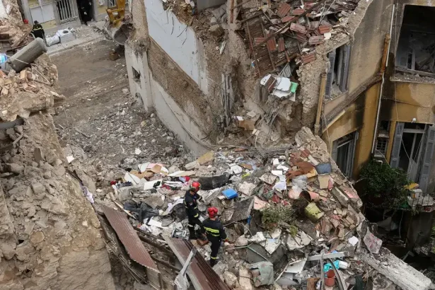 Výbuch otriasol Aténami. Našli telo, po turistoch pátrajú