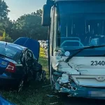 Zrážka osobného auta s autobusom plným detí pri Drahňove