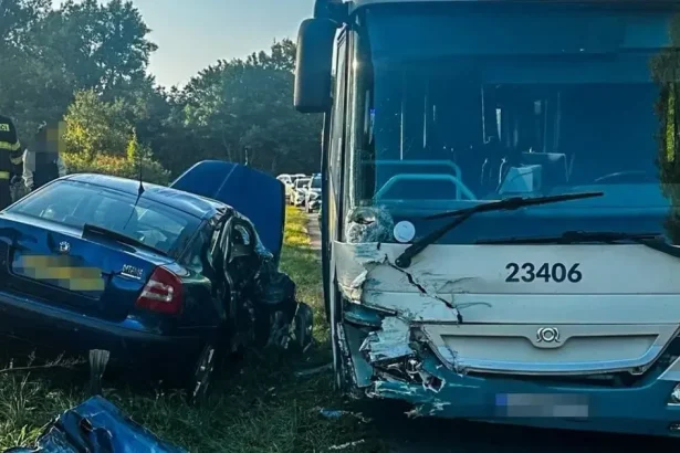Zrážka osobného auta s autobusom plným detí pri Drahňove