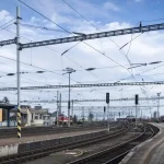 Zrážka vlaku s traktorom pri Kútnikoch: bez zranení