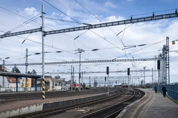 Zrážka vlaku s traktorom pri Kútnikoch: bez zranení