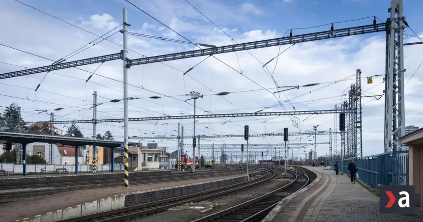 Zrážka vlaku s traktorom pri Kútnikoch: bez zranení