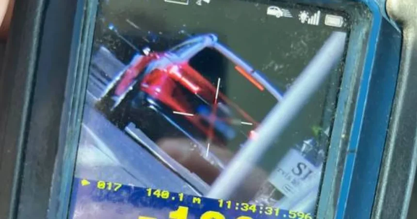19-ročný vodič išiel v obci 120 km/h, vodičský preukaz stratil na mieste