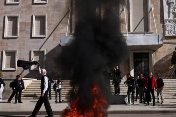 Albánske protesty proti vláde: študenti žiadajú odchod premiéra